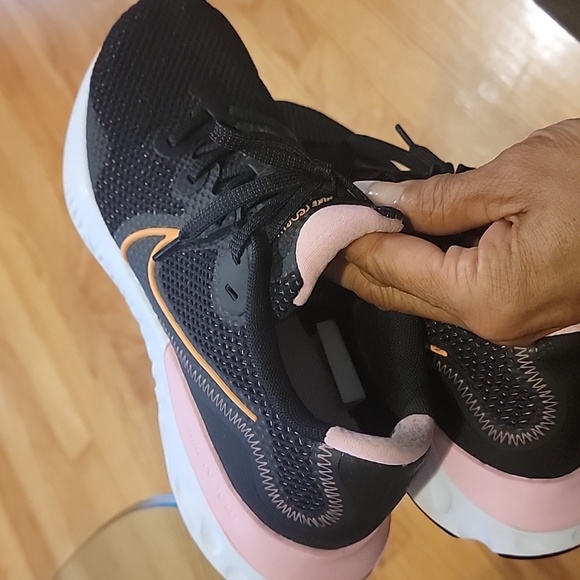 Nike - Picture 4 of 4